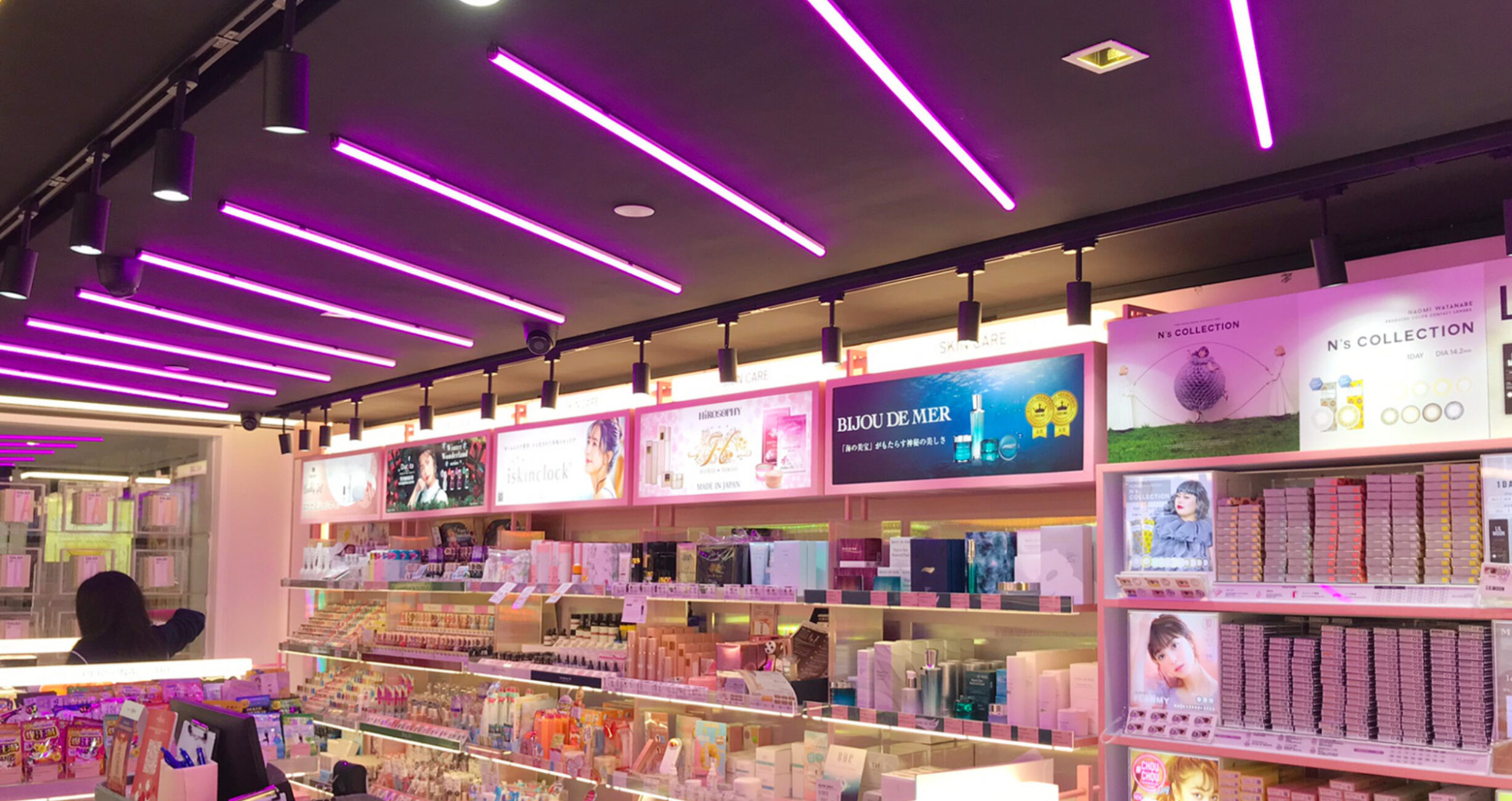 Interior shot of the Tokyo Lifestyle outlet with a dense arrangement of products from different categories, a design by Studio X